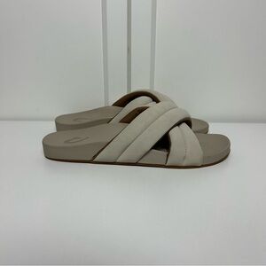 OluKai Women's Sandals in Cream and Tan